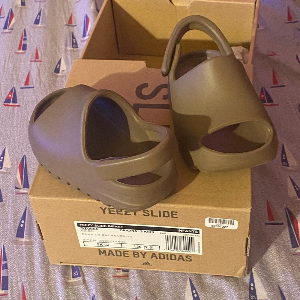 Yeezy slides for babies, size 5, only worn once, color is earth brown